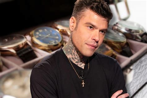 Fedez, l’orologio al suo polso è tra i più costosi di sempre: quanto 